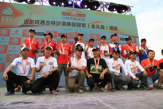 郑州日产锐骐皮卡车队征战环塔拉力赛