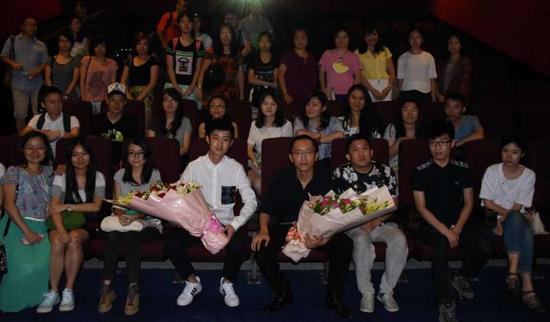 少女哪吒主创与影迷合影