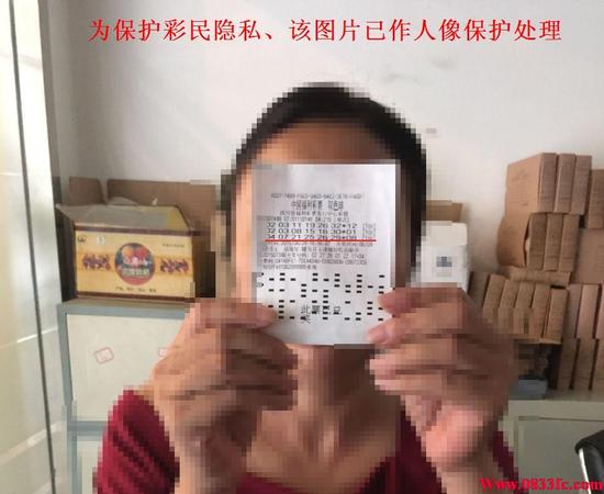 乐山豪爽姐领走双色球1000万巨奖