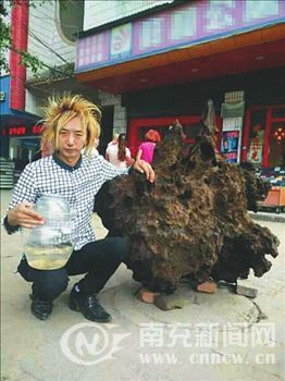 张同熙和他的藏品合影