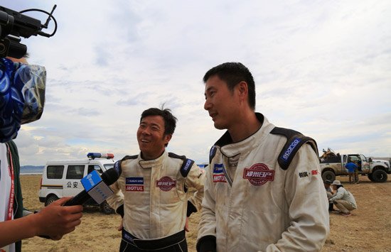 郑州日产锐骐皮卡车队征战环塔拉力赛
