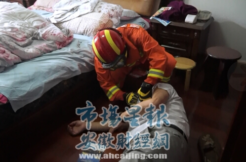 独居老人在家中风 消防及时解救
