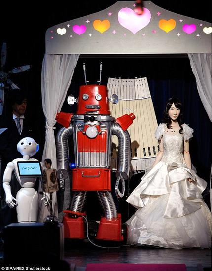 “新郎”Frois和“新娘”Yukirin在东京的婚礼上穿着传统“服装”。