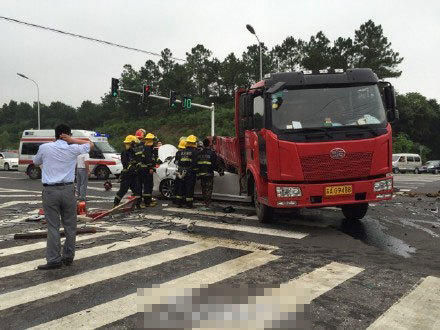 南京一轿车钻进货车车底遭削顶 致3人死亡1人重伤