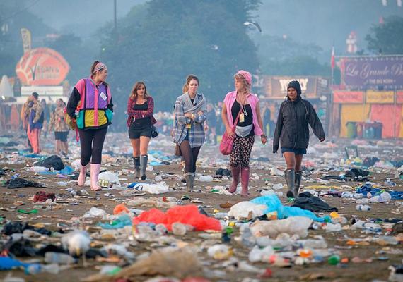 英国最大露天音乐节落幕，留下约1650吨垃圾。