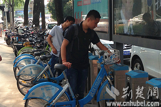 武汉公共自行车重启两个月 部分站点高峰期一