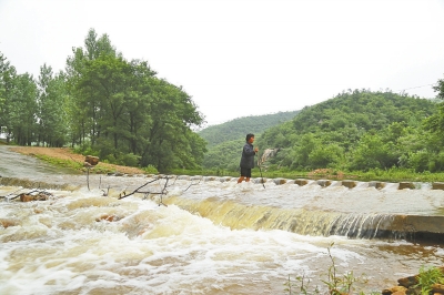 山洪暴發，行路艱難。
