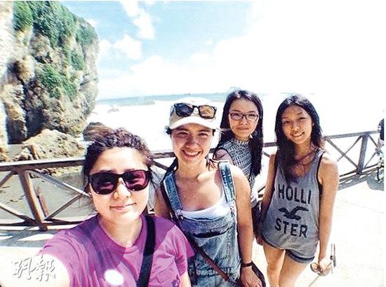受伤港人中包括同到台湾作毕业旅行的3名少女，分别是李宜霖（左一）、陈晓妍（右二）及叶纪彤（右一）。图为她们与同学在台湾旅游时所拍的照片。图自香港《明报》