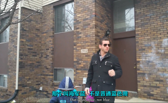 他看到了孩子们衣服的颜色