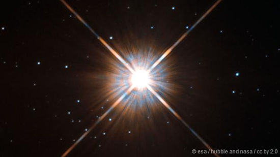 比邻星，除去太阳之外距离我们最近的恒星，距离大约是4光年