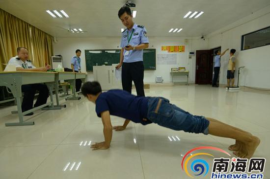 面试现场,学生进行体能测试。南国都市报记者陈卫东摄