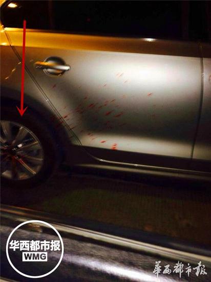 车轮车身及地面血迹斑斑。