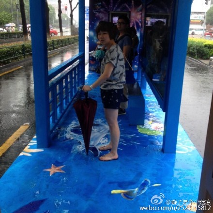 网友拍摄的海洋系公交站台。