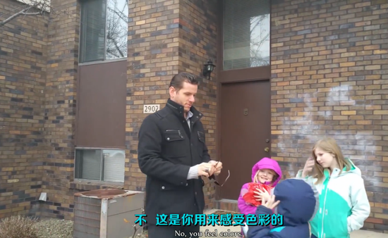 男子拿出来色盲眼镜