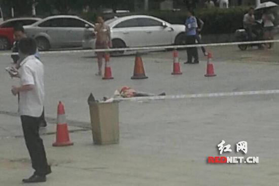 今天中午12时许，长沙雨花区韶山南路家乐福超市附近一名女子跳楼，当场身亡。