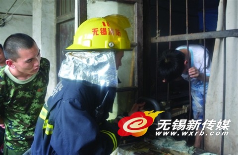 救援头被卡在铁栅栏里的男孩。(照片由消防支队提供)