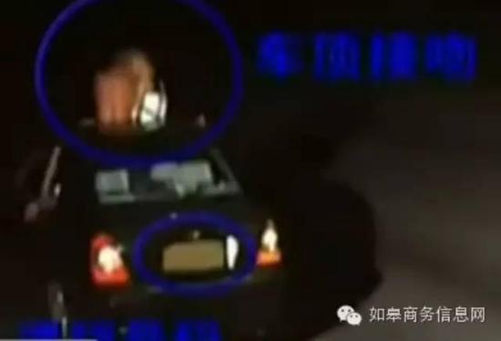 男女裸身车顶激吻玩刺激