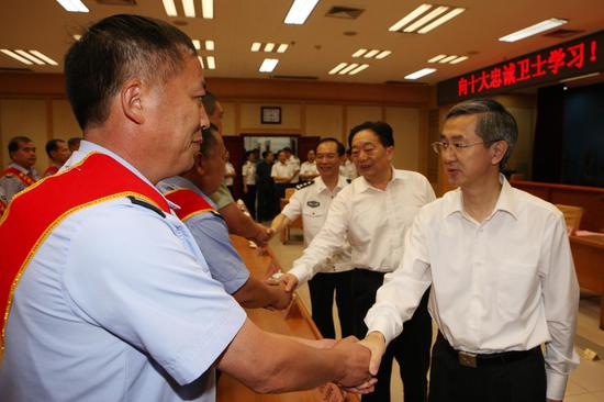 省公安廳召開全省公安機關踐行“三嚴三實”暨慶七一?第三屆河南公安十大忠誠衛士表彰大會現場