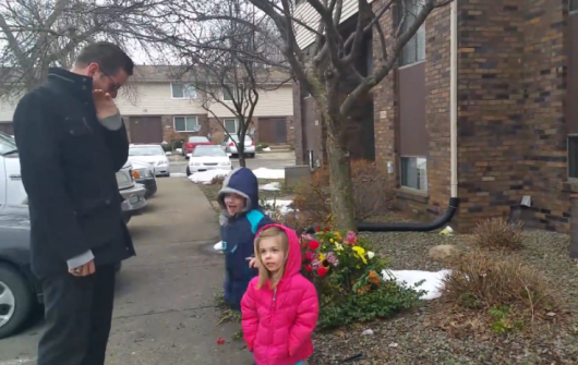 看到了颜色的他激动落泪