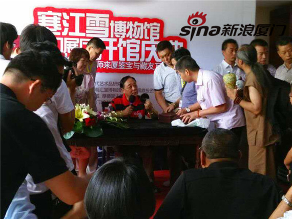丘小君与现场藏友互动，针对藏友藏品进行点评。