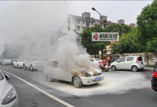 杭州三墩一辆别克车发生自燃 引擎盖冒浓烟(图
