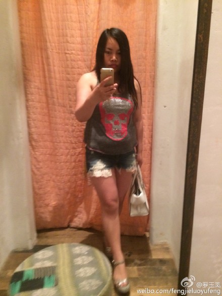 凤姐晒近照肚腩明显