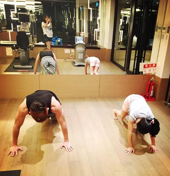 贾静雯围观修杰楷和梧桐妹健身