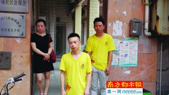2日上午,吴女士和两名被打员工在居委会门口。小代(右)左眼被打青肿明显。
南都记者 余元锋 摄