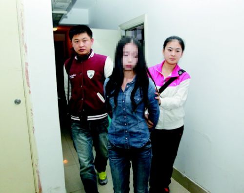 民警抓獲犯罪嫌疑人謝某琴。本報通訊員李哲石治攝