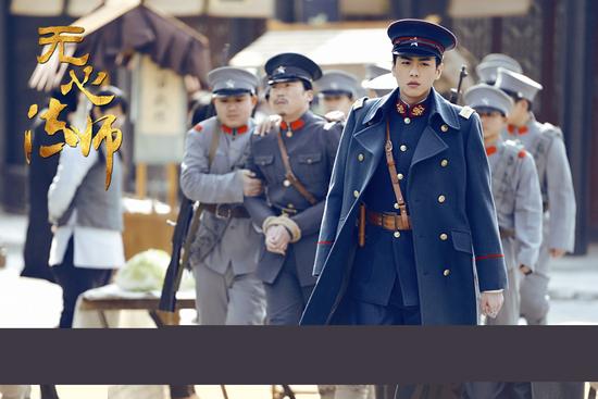 张若昀身着深蓝军装演绎最帅军阀