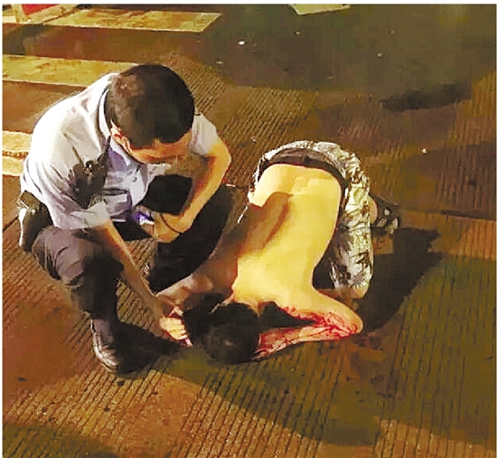 象山赤膊男跪街头自残鲜血直流