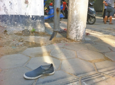 民警在高压线杆下,发现了死者的另一只鞋子和大片血迹。