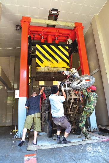 沙口路垃圾中轉站，開始壓縮積壓的生活垃圾