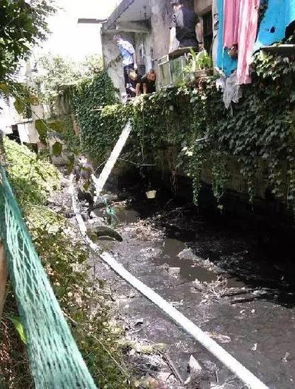 臭水沟打捞现场图。