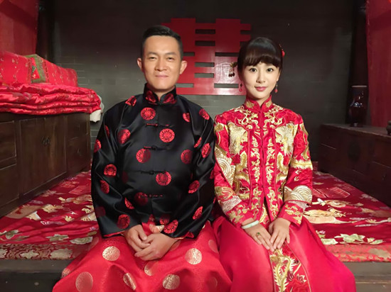 杨志刚晒结婚照自嘲老牛吃嫩草