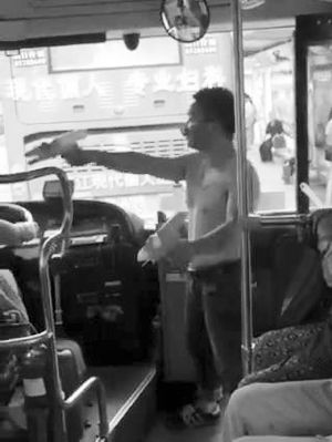 两名青年“抢劫”视频截图