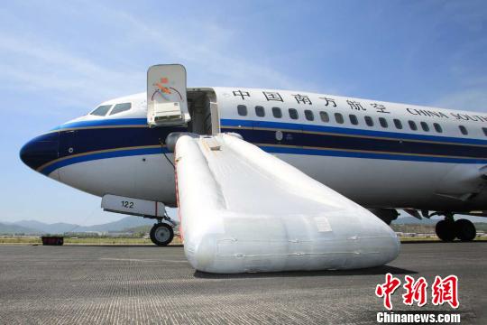 广州飞曼谷航班遇火警备降三亚 10人受伤(图)