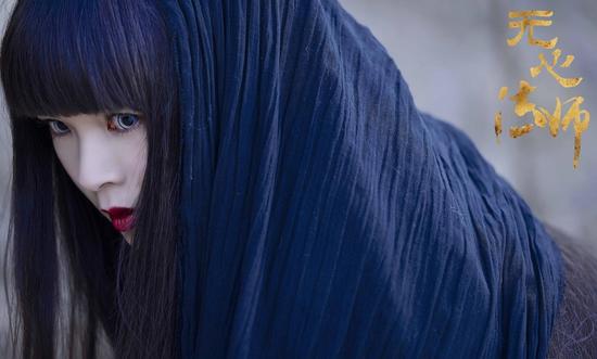 陈瑶碧眼红唇演绎萝莉反派