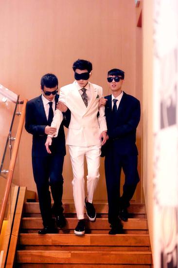 范世錡戴眼罩被“挟持”