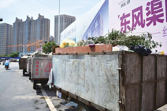 停了30 多輛三輪垃圾運輸車