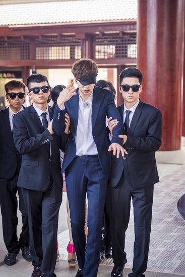 李光洙遭黑衣人“挟持”