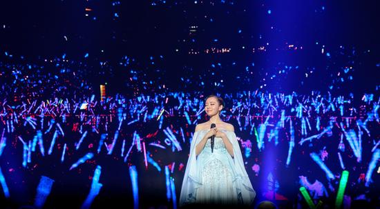 张靓颖巡演4日长沙开唱 再现温情与热辣