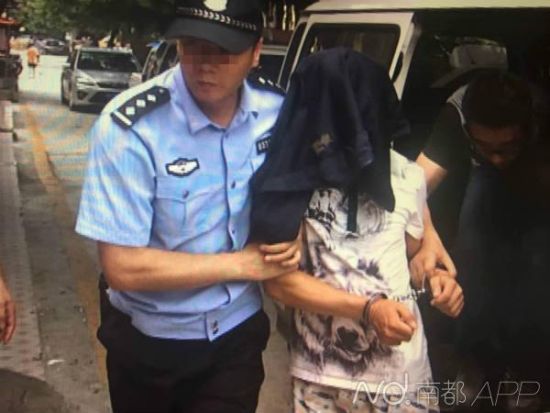 犯罪嫌疑人唐某被带返出租屋调查。