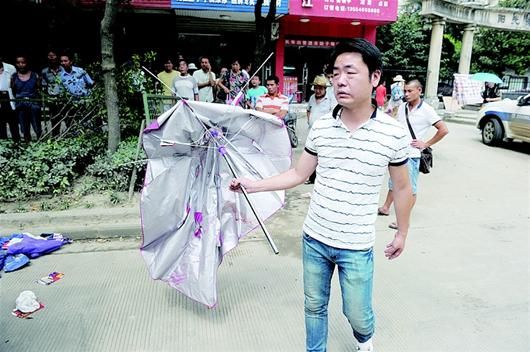 死者电动车上的遮阳伞已被撞烂。