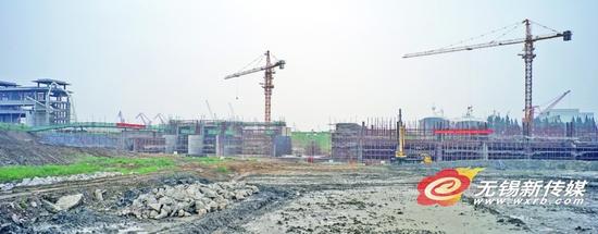 昨天,工人们在新沟河入长江口建设枢纽工程。
