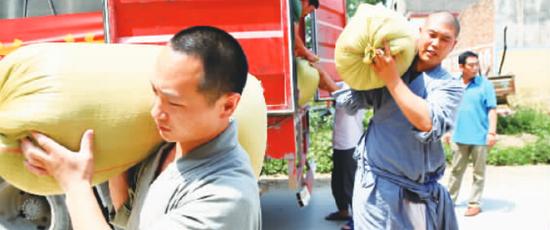 少林寺的捐粮车满载着5万斤小麦来到遭受火灾的滑县四间房乡