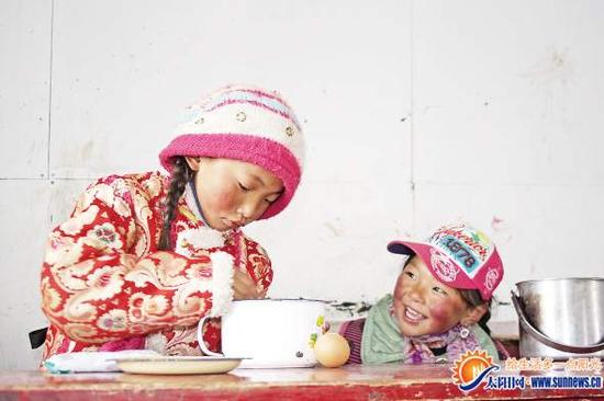 <em>中国最美洗脚妹</em>刘丽<em>结婚</em> 蜜月旅行到玉树为爱