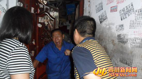 宜宾大爷家中垃圾堆至房顶臭气熏天 3人被熏晕