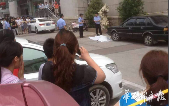 网友上传的跳楼现场图片经核实并非本地发生
