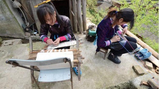 占里村的侗族妇女在纺纱。